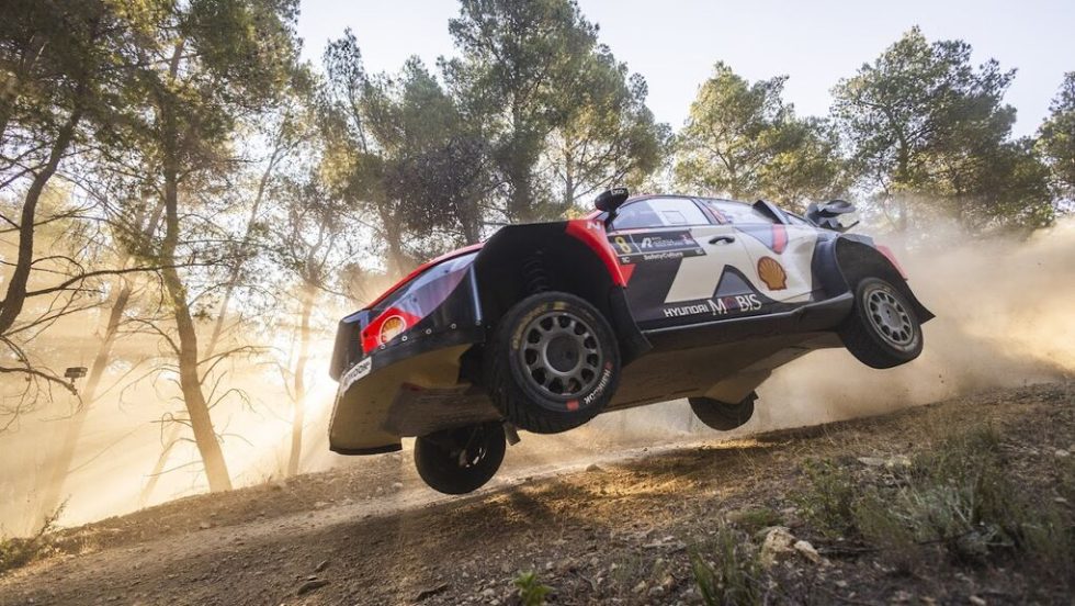 Ο Εσθονός Ott Tanak με τον Martin Jarveoja (Hyundai i20 N Rally1) «πετούν» προς τον τερματισμό